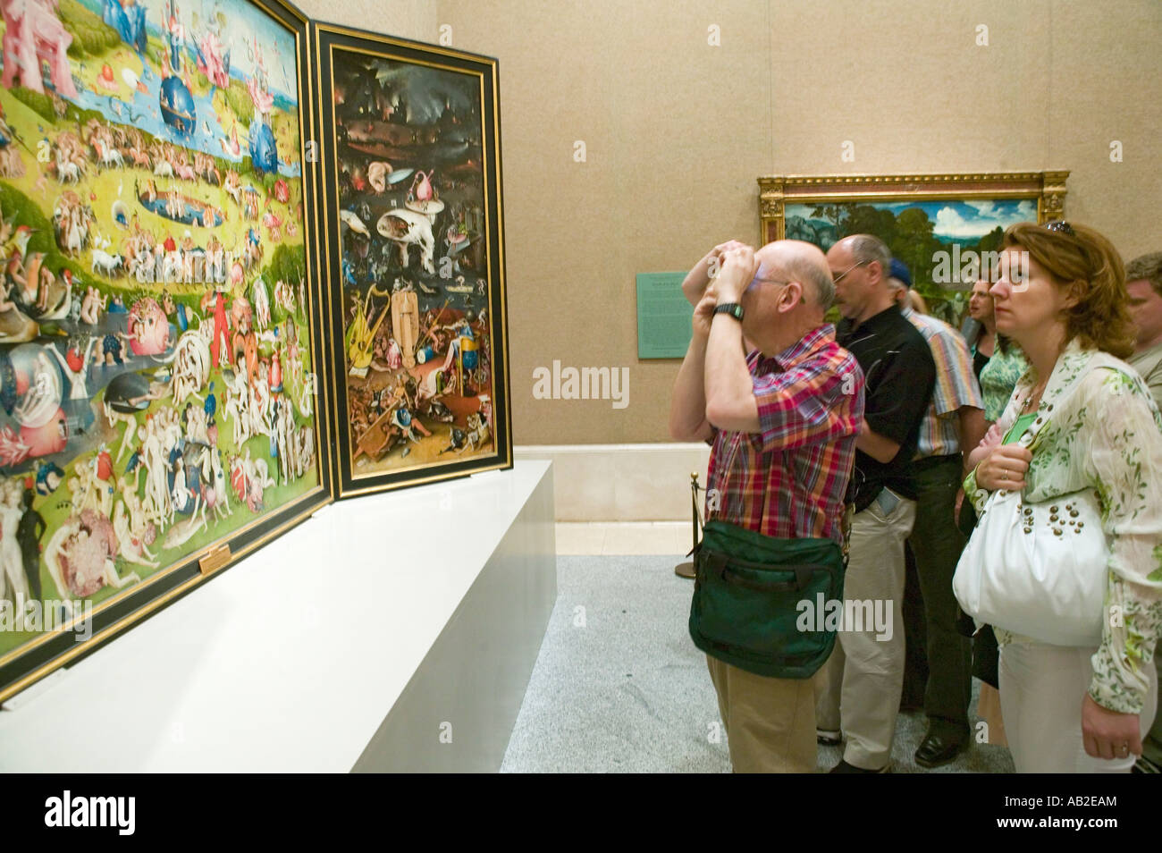 Mann fotografiert der Garten der Lüste von Hieronymus Bosch im Museum