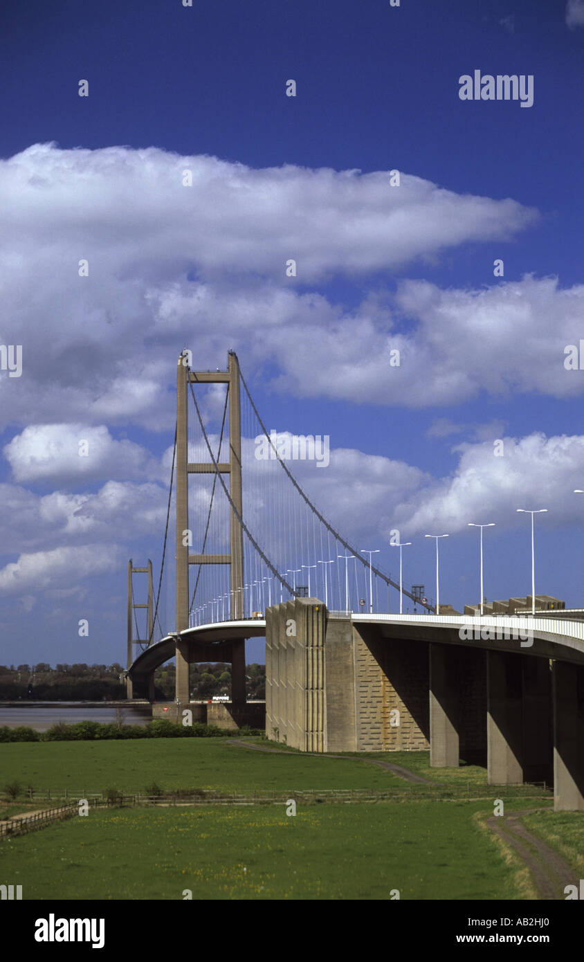 Fahrzeuge der Humber-Brücke überspannt der Humber Mündung Beitritt Yorkshire mit Lincolnshire Hull uk Stockfoto