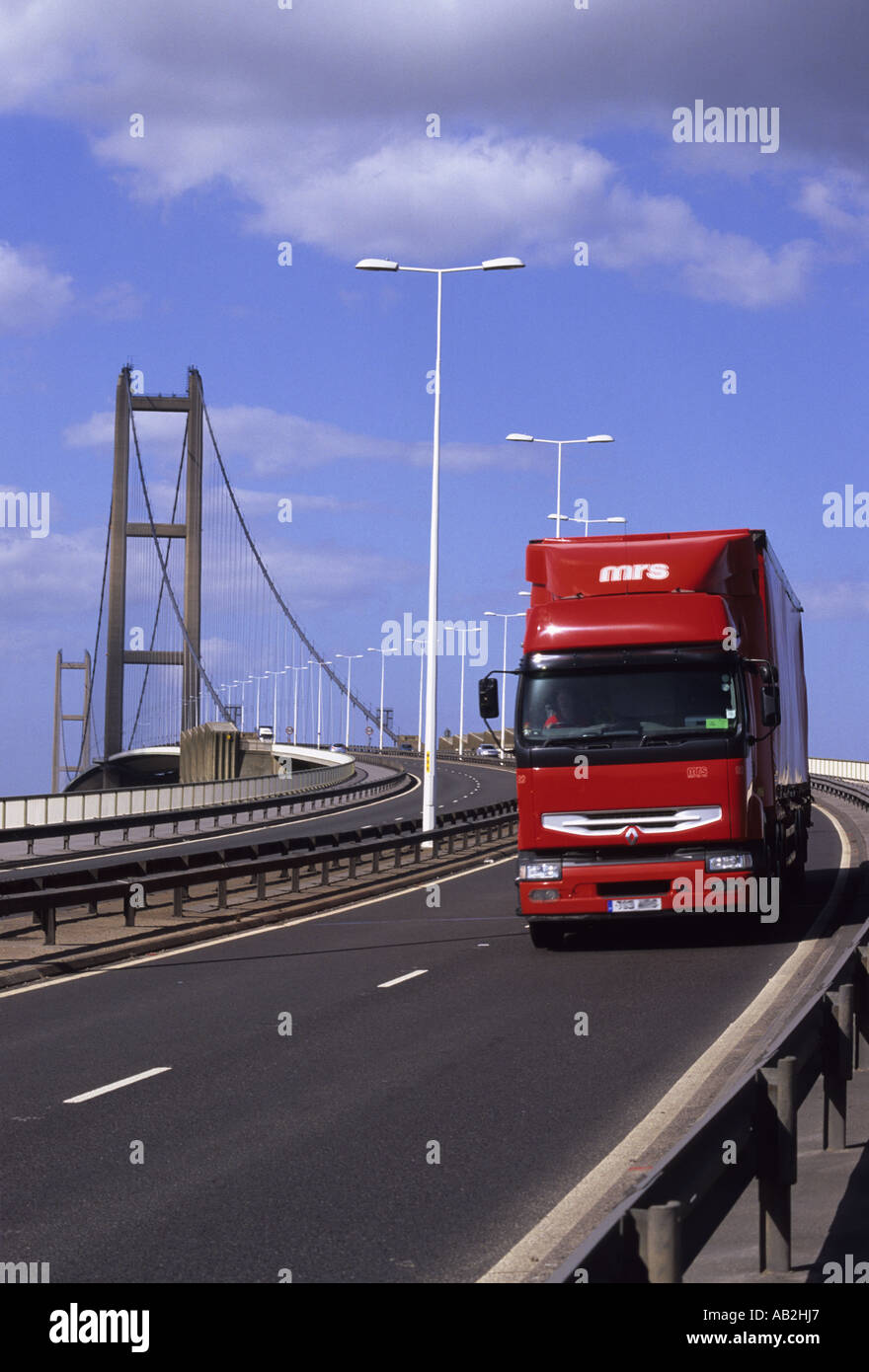 LKW der Humber-Brücke überspannt die Humber Mündung Beitritt Yorkshire mit Lincolnshire uk Stockfoto