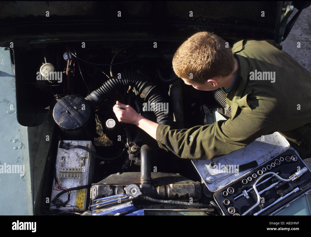 mechanischer Betrieb Schraubenschlüssel Reparatur Fahrzeugmotor Stockfoto