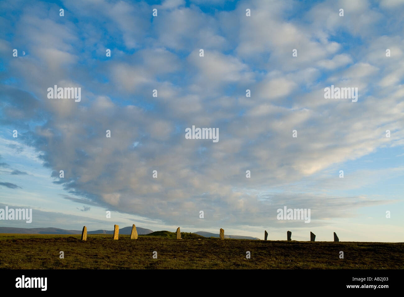 dh RING OF BRODGAR ORKNEY flauschigen Wolken über neolithischen stehende Stein Henge Kreis Stockfoto