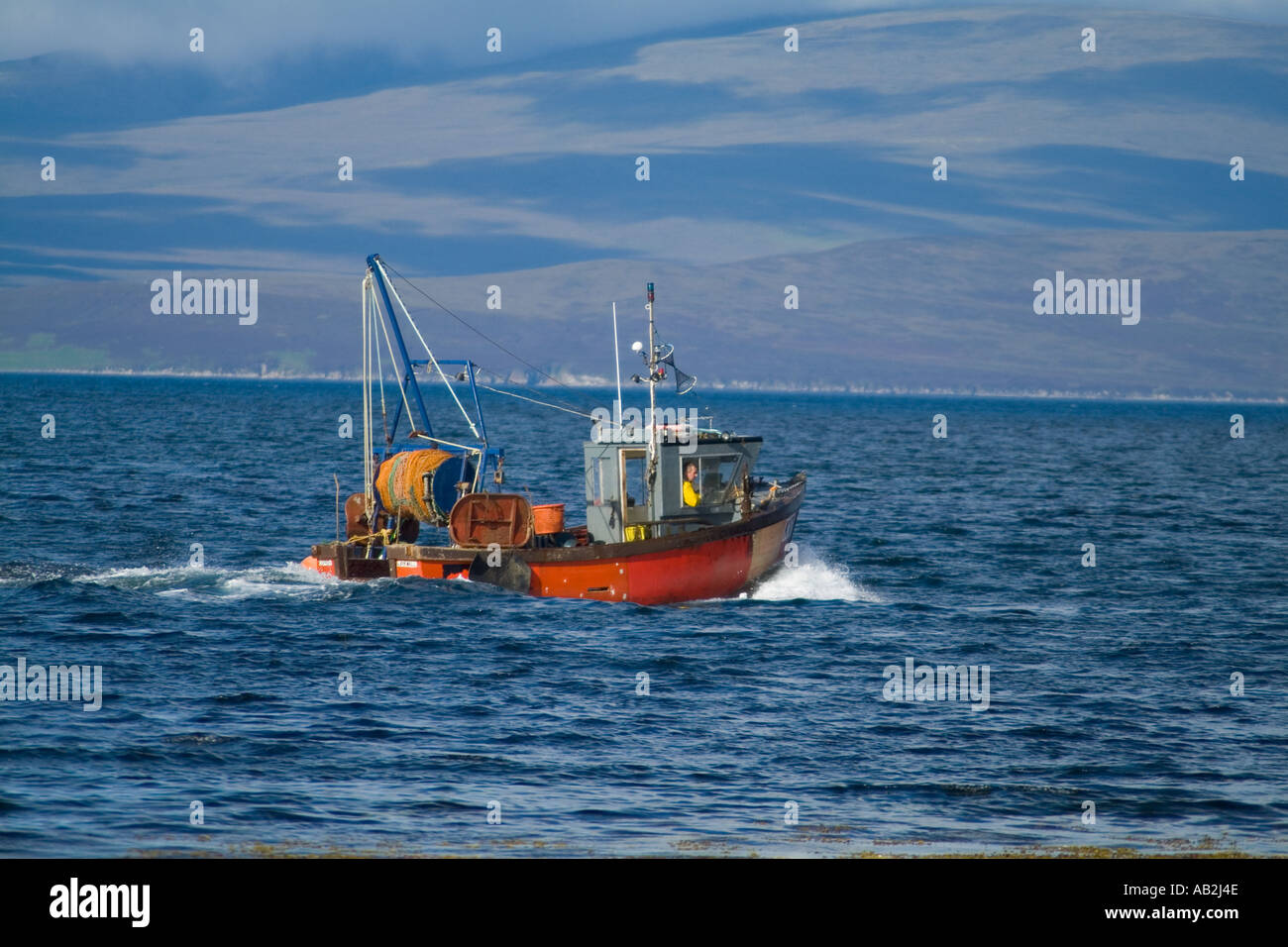 Dh Swanbister Bay SCAPA FLOW ORKNEY Krabbe Lobster fishermens Boot segeln zwischen Reusen lokalen Fischerei Schottland Stockfoto