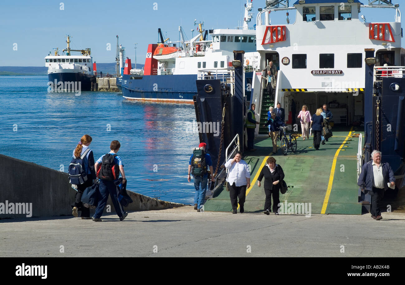 dh MV Shapinsay Ferry KIRKWALL HARBOUR ORKNEY SCHOTTLAND Schottische Menschen reisen schottland Inseln Passagiere uk Island Ferries Loading Passagierboot Stockfoto