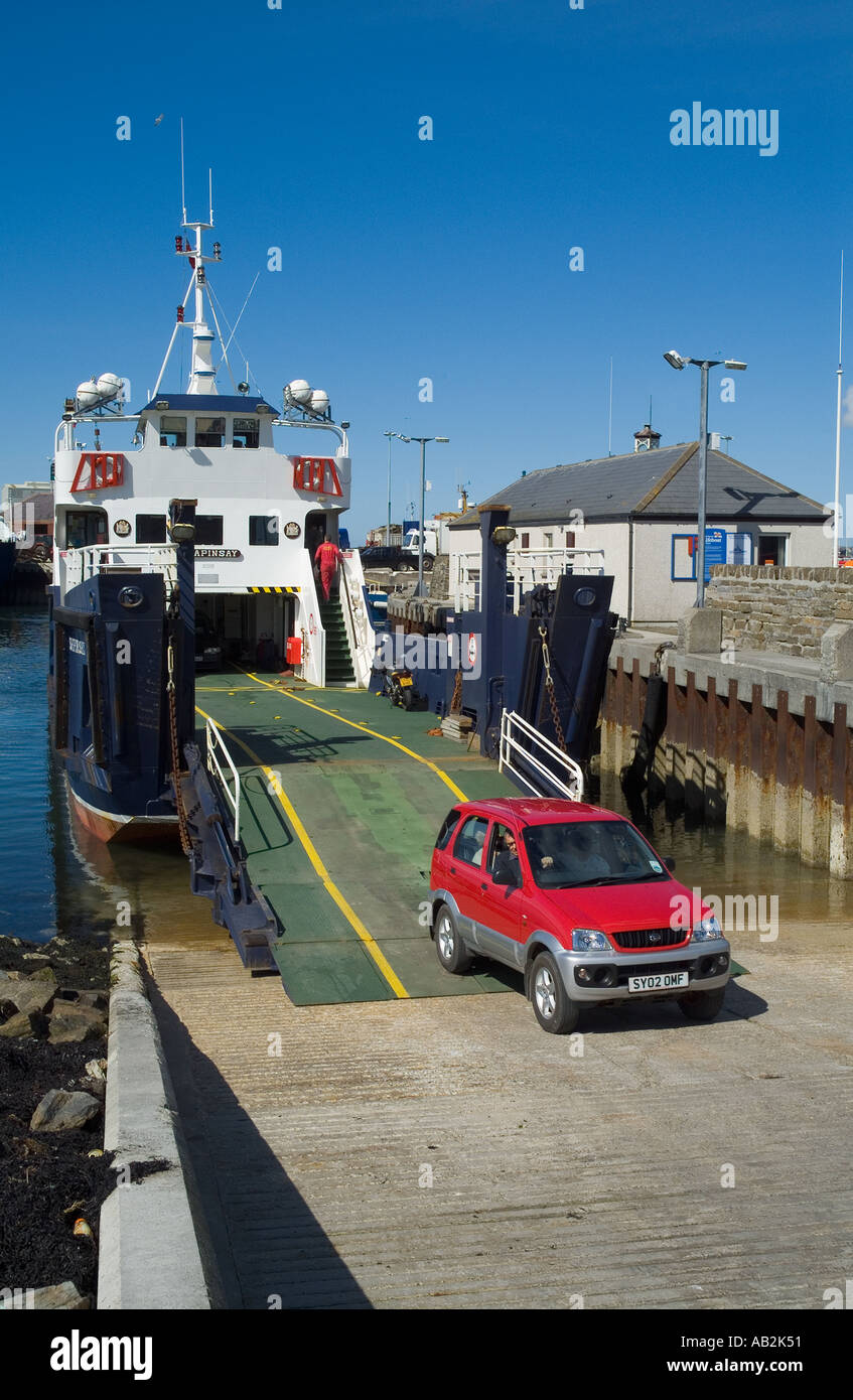 dh MV Shapinsay Island Ferries KIRKWALL HARBOUR ORKNEY SCOTLAND Ferry Reise Auto Verladung auf Bootswagen isle Transport Stockfoto