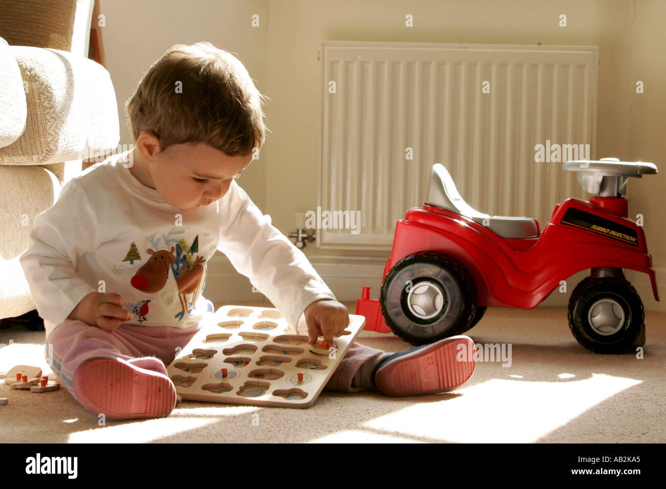 Mädchen 2-Baum 3 Jahre alt Baby Anfänge Kind Kinder Kindheit zufrieden  Inhalt neugierig Neugier niedlich Entwicklung Menschen Stockfotografie -  Alamy