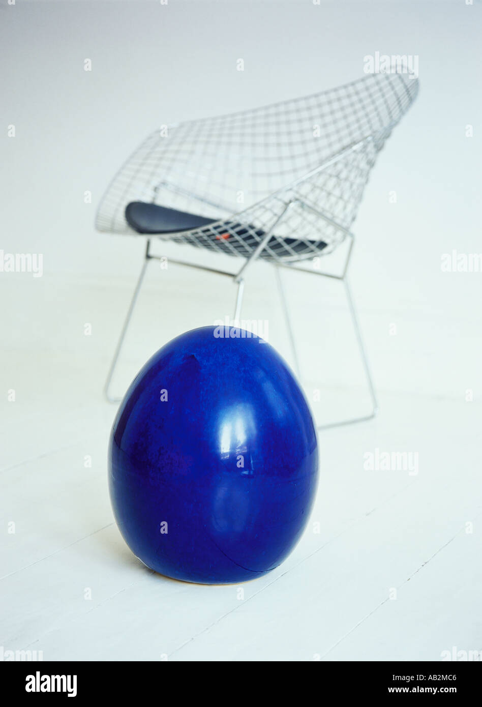 Interior Design-Metall-Stuhl und blaue Keramik Ei Stockfoto