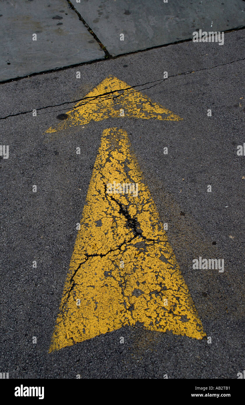 gelber Pfeil nach oben Stockfoto