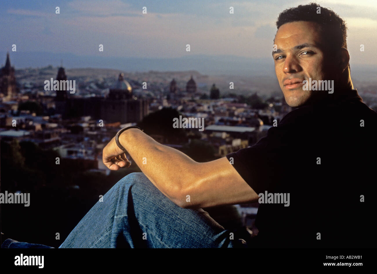 Tony Gonzalez Mitglied der Kansas City Chiefs-Profi-Football-Team mit Blick auf die Stadt von San Miguel de Allende Mexiko Stockfoto