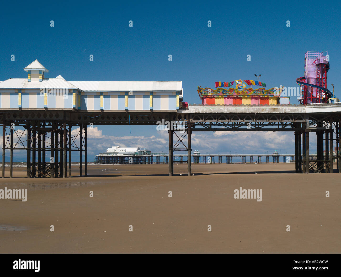 Die viktorianischen Mittel- und Nord Piers in Blackpool, Lancashire. Stockfoto