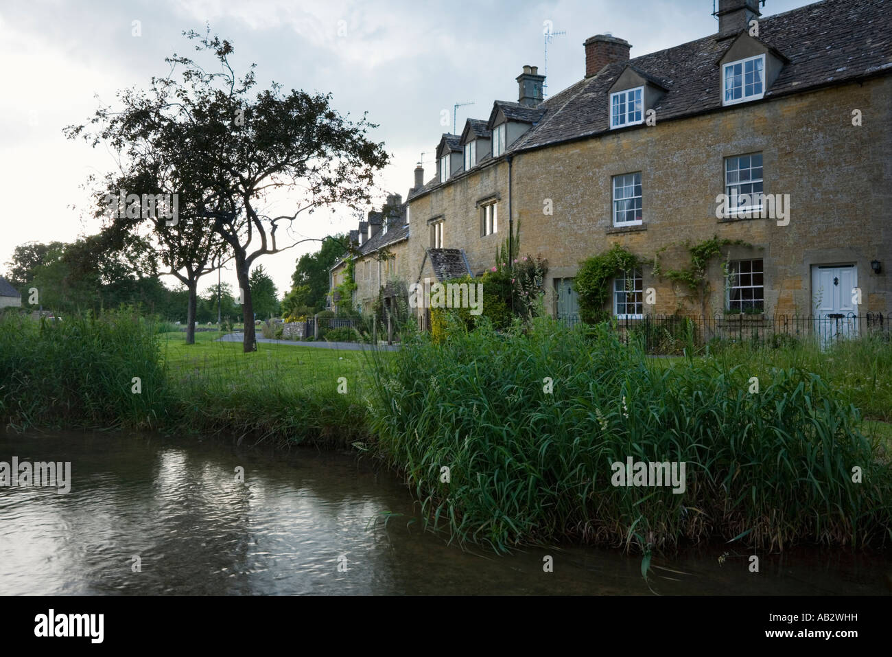 Auf dem Land entlang dem Fluss Auge in Lower Slaughter englischen Cotswolds, Gloucestershire Stockfoto