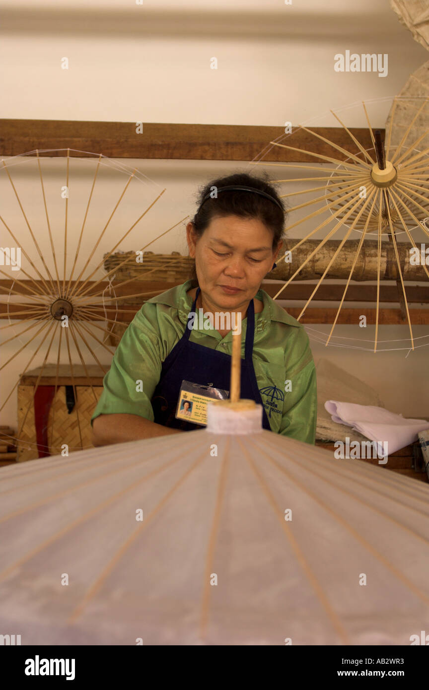 Thailändische Künstler machen Papier Dach Stockfoto