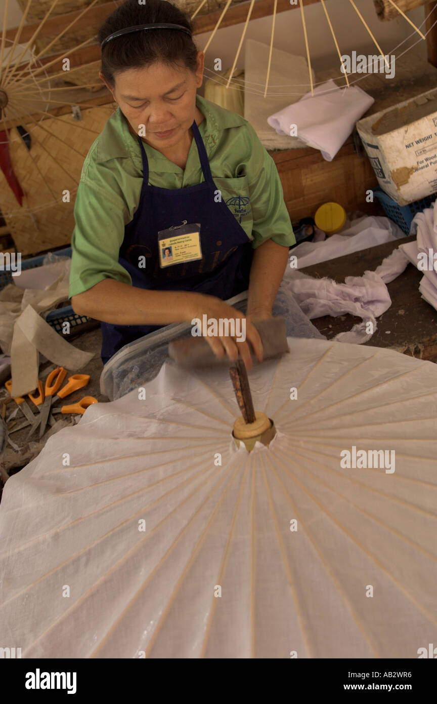 Thailändische Künstler machen Papier Dach Stockfoto