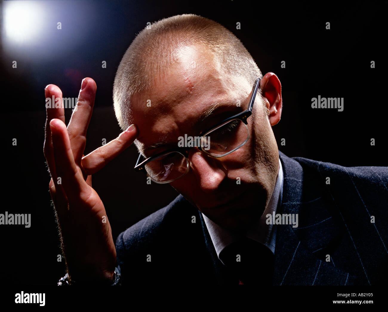 Mann tief in Gedanken Stockfoto