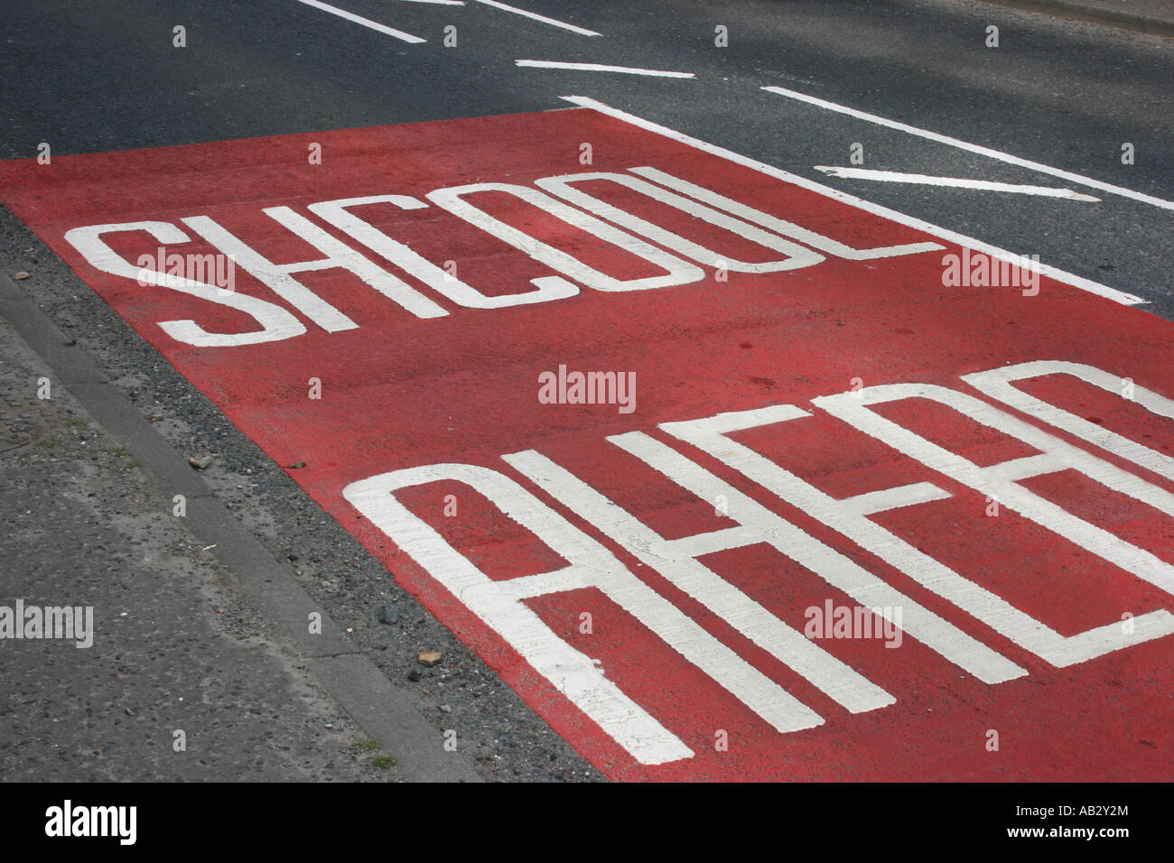 Mispelt Schule Ahead Warnschild in Straße gemalt Stockfoto