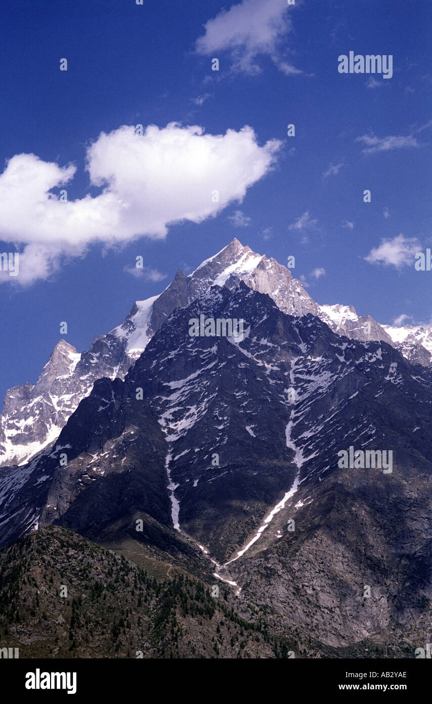 Ein Blick auf die Bergkette Kinnaur Kailash von Kalpa Himachal Pradesh, Indien Stockfoto