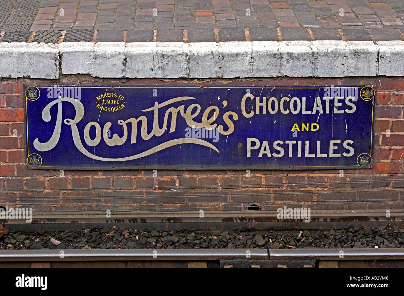 Alte Werbung, unterhalb der Plattform an der Bewdley Station, Stockfoto