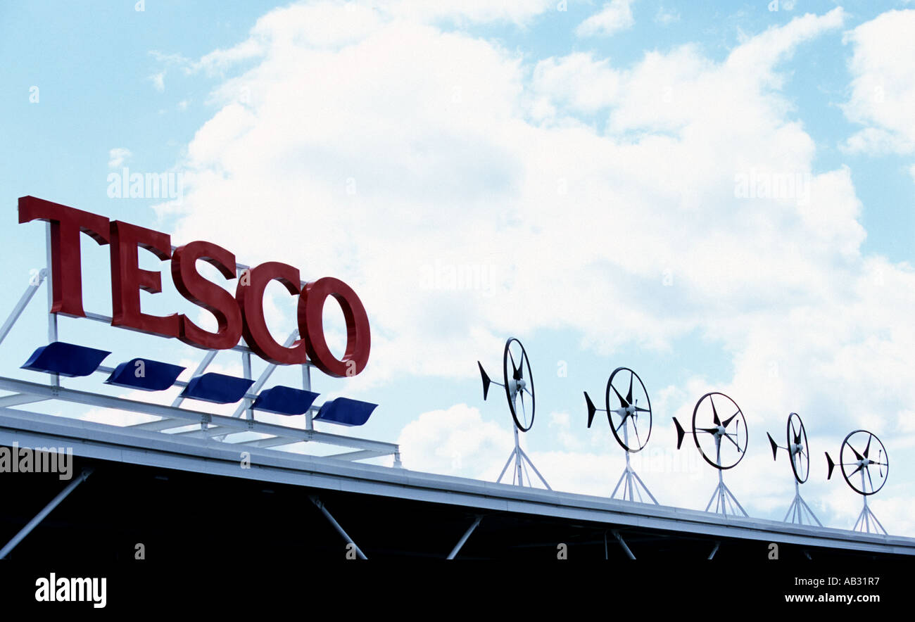 Windkraftanlagen Sie auf dem Dach ein Tesco Supermarkt, Diss, Norfolk, Großbritannien. Stockfoto