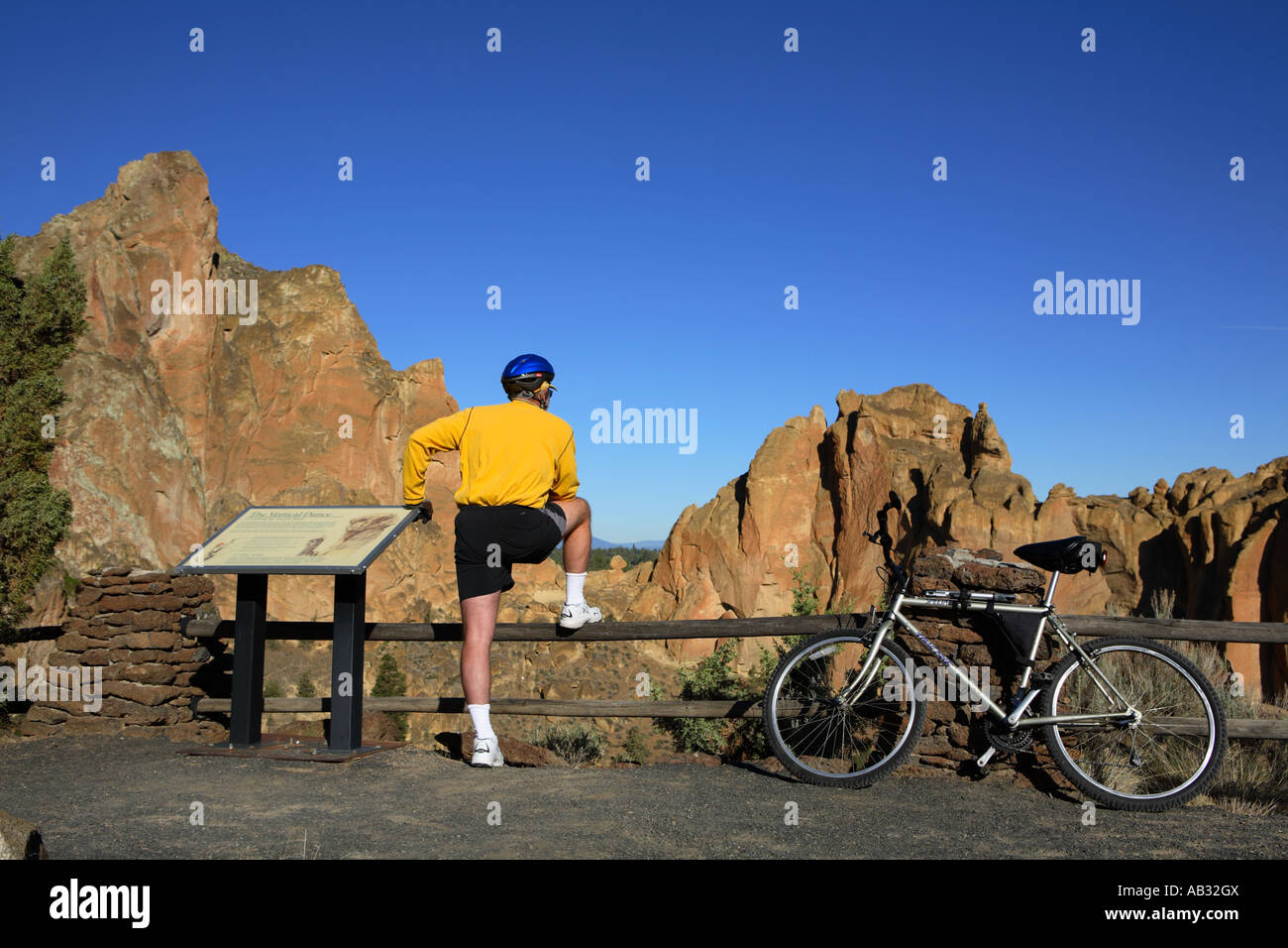 Radfahrer nimmt sich eine Auszeit, Blick in die Landschaft Smith Rock State Park-Oregon Stockfoto