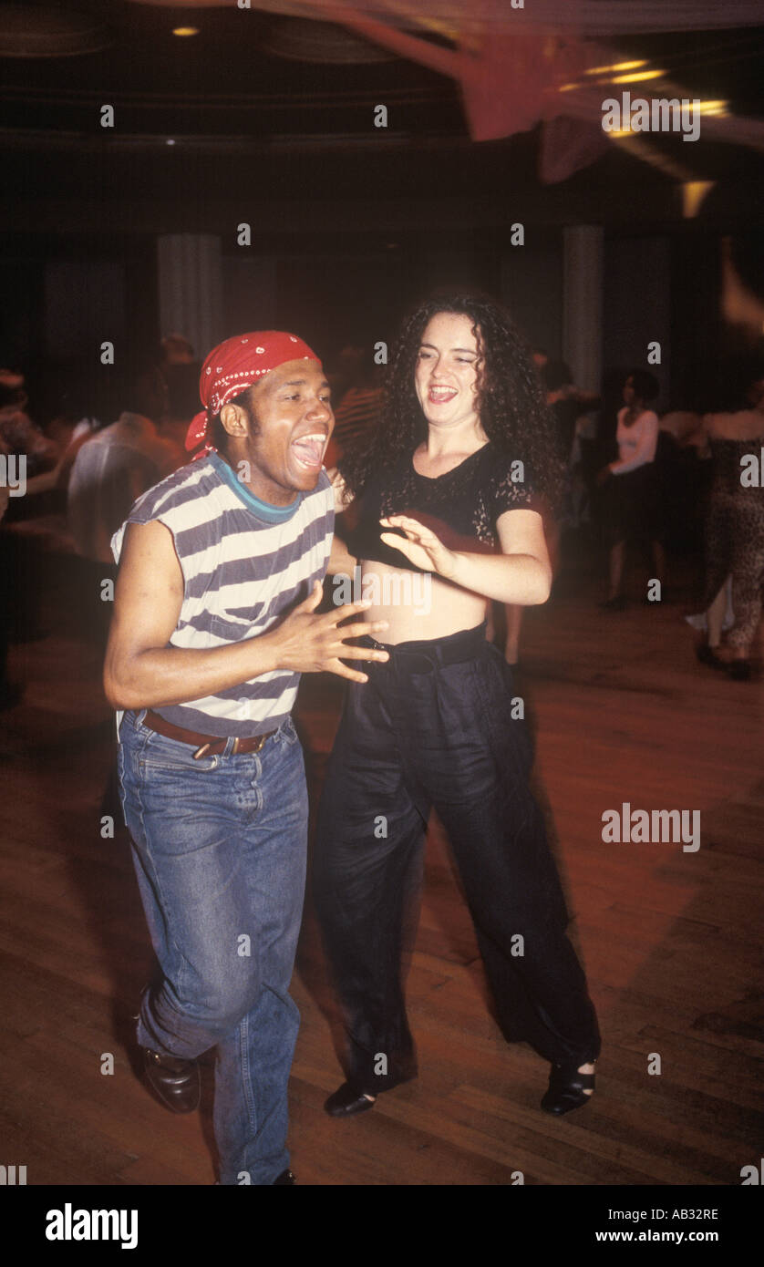Ein paar Salsa-tanzen in "Notre Dame Halle", Leicester Square, London, UK, 1994. Stockfoto