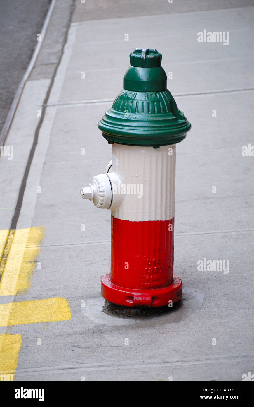 Hydranten gemalt in den Farben der italienischen Flagge in Little Italy, New York City. Stockfoto