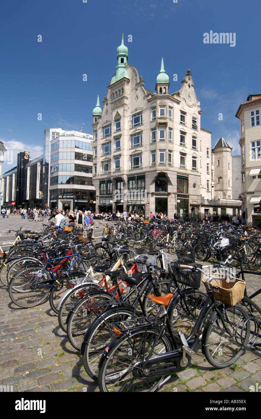 Fahrräder geparkt auf dem Højbro Plads Platz wo es Amagertorv in Kopenhagen Dänemark trifft. Stockfoto