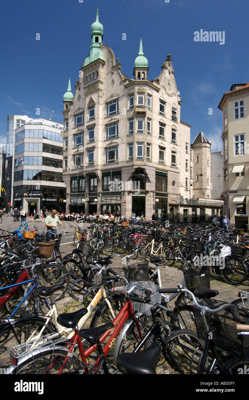 Fahrräder geparkt auf dem Højbro Plads Platz wo es Amagertorv in Kopenhagen Dänemark trifft. Stockfoto