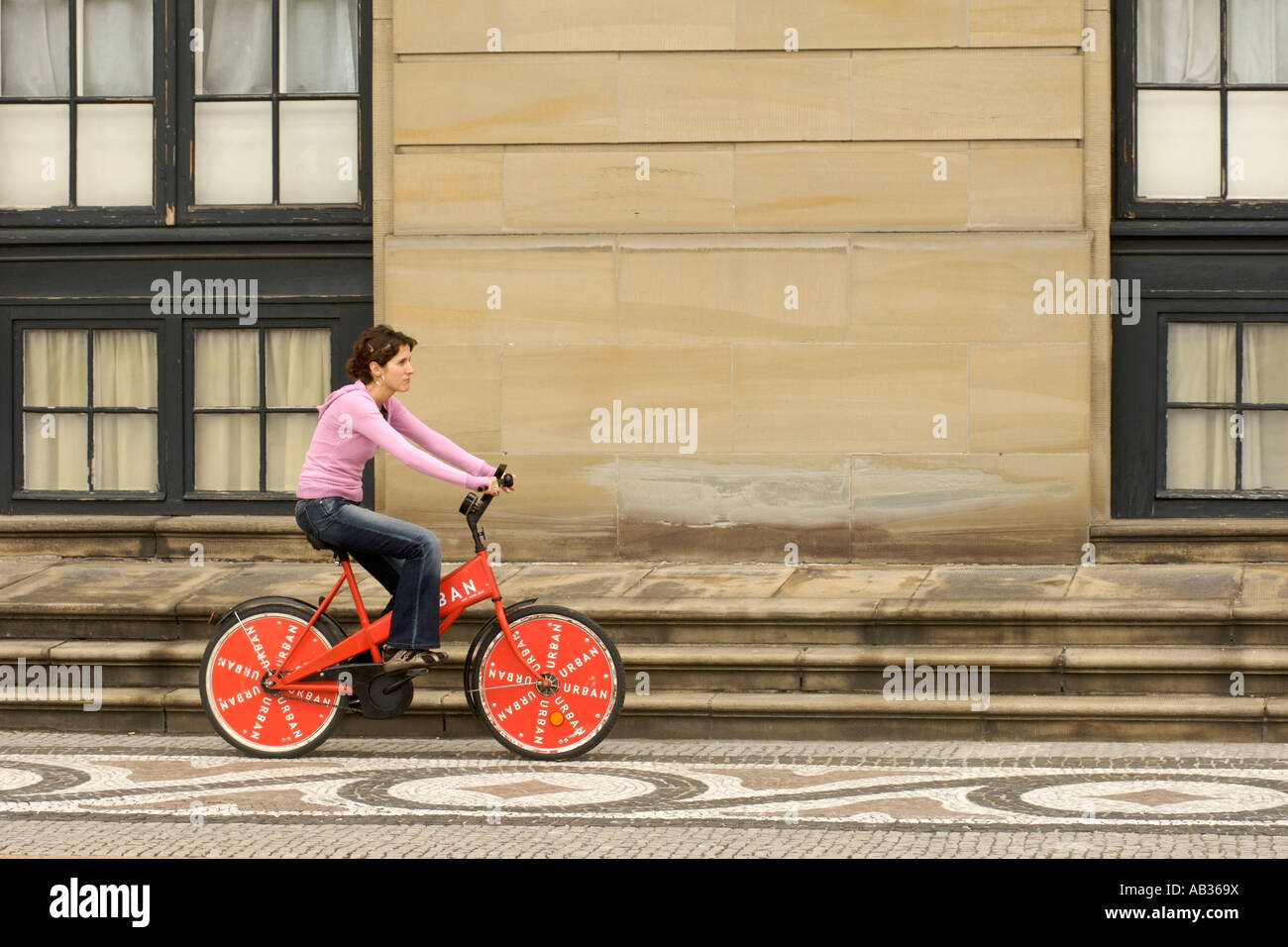 Ein Mädchen Fahrrad kostenloser Verleih auf Amalienborg in Kopenhagen, Dänemark. Stockfoto