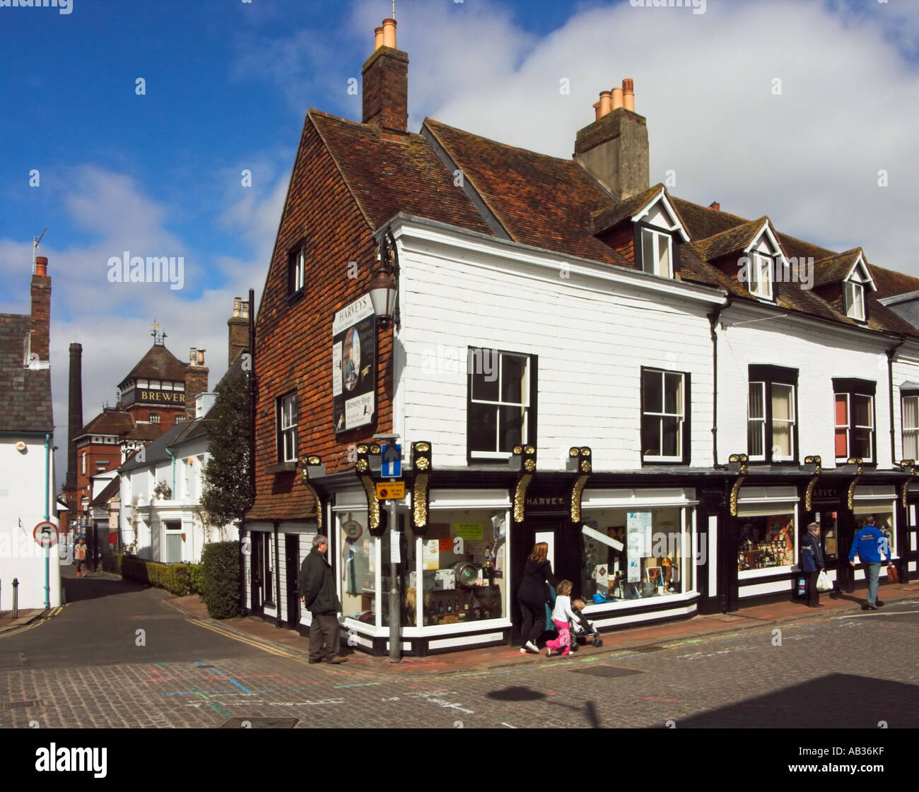 "Harveys" Brauerei Shop auf Cliffe High Street mit der Brauerei hinter