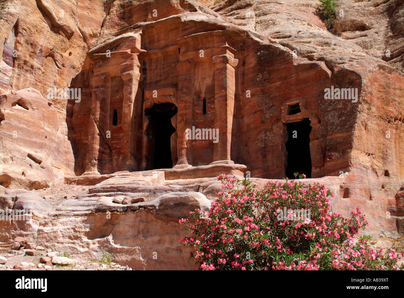 Die gebrochenen Giebel Grab in Wadi Farasa bei Petra in Jordanien Stockfoto