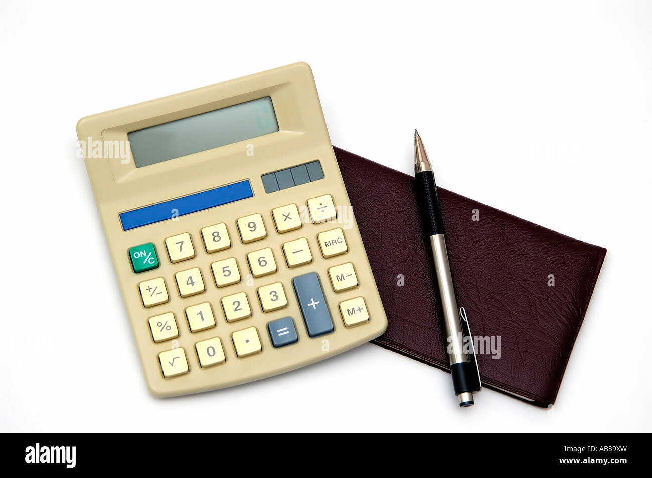 Ein Scheckbuch und Rechner mit einem Stift auf dem weißen Hintergrund isoliert Stockfoto
