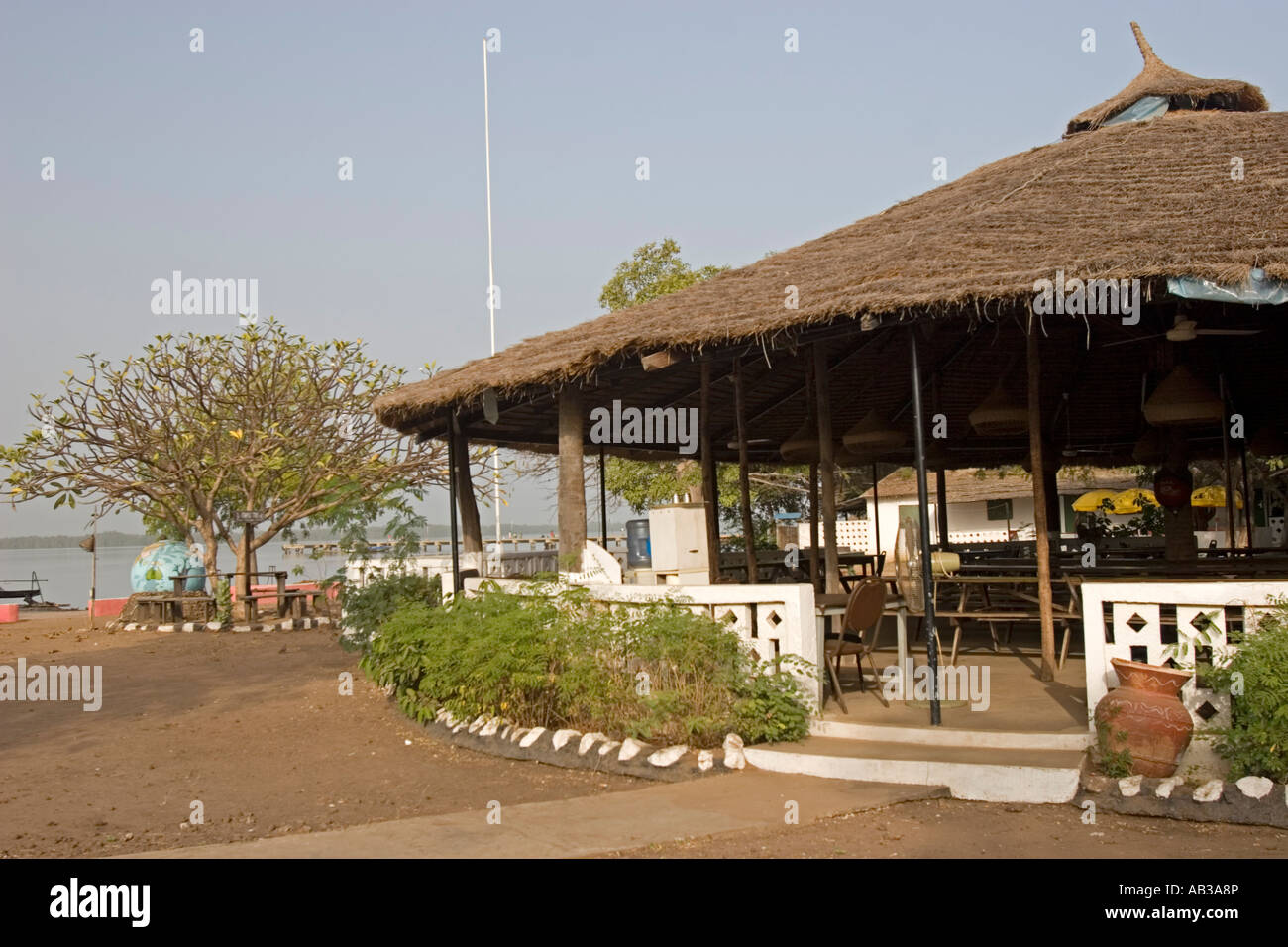 Schwimmbad mit traditionellen Stil Stroh Regenschirme Tendaba Camp Gambia Stockfoto