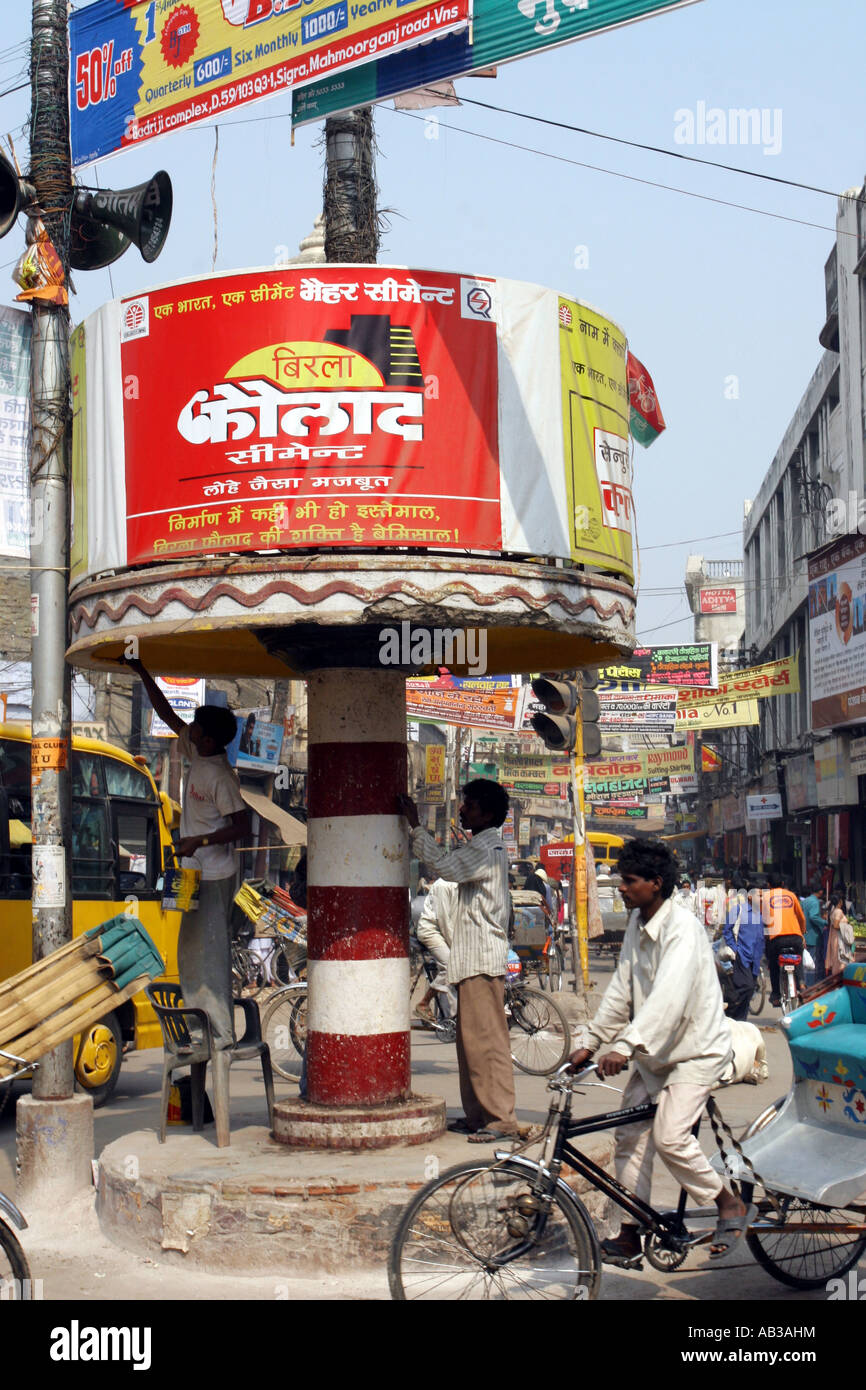 Chaotisch Straße Kreisverkehr in indischen Ganges-Stadt Varanasi Stockfoto