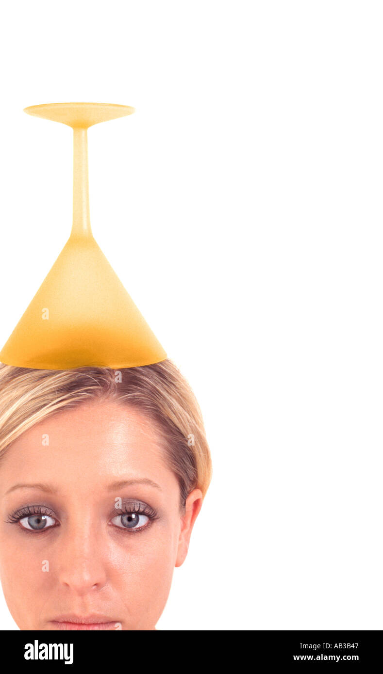 desorientierte Frau trägt ein Kunststoff Martini-Glas auf Kopf als stunt Stockfoto
