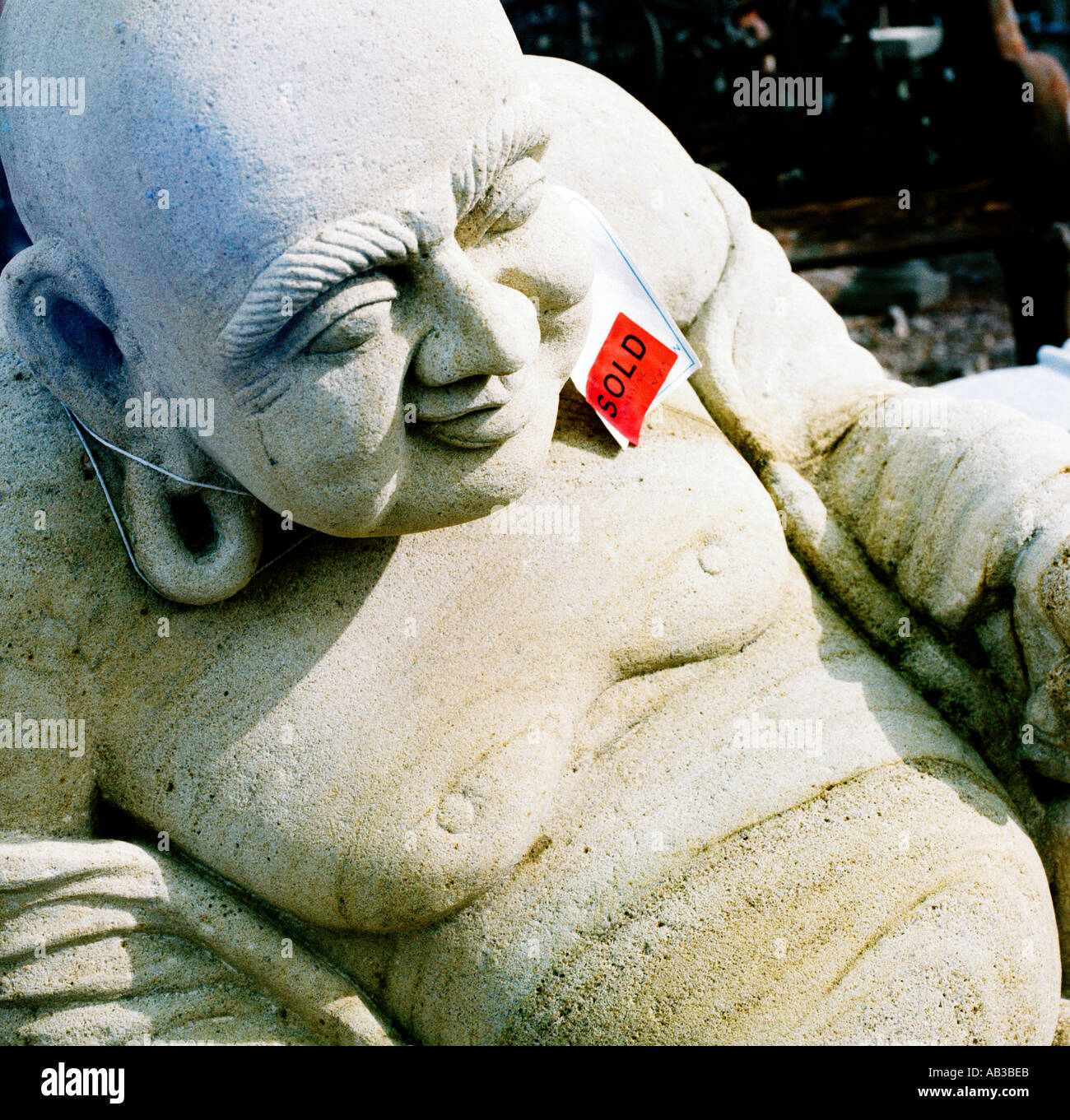 Buddha-Statue mit Verkauf-label Stockfoto