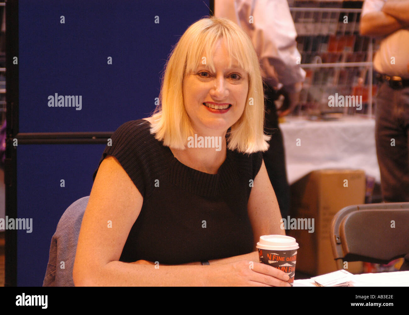 Hattie Hayridge von der BBC TV Red Dwarf Unterzeichnung Autogramme Erinnerungsstücke NEC 26. und 27. Juli 2003 Stockfoto