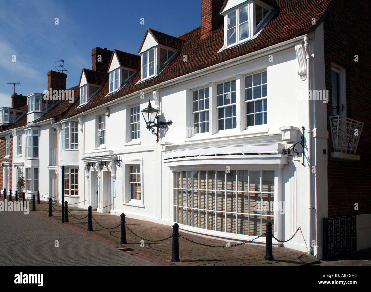 Weiße Häuser am Burnham auf Crouch in Essex, England Stockfoto