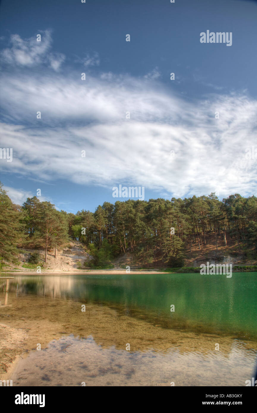 High Dynamic Range Bild von der blauen Pool Furzebrook Wareham Dorset UK an einem ruhigen Tag im Sommer Stockfoto