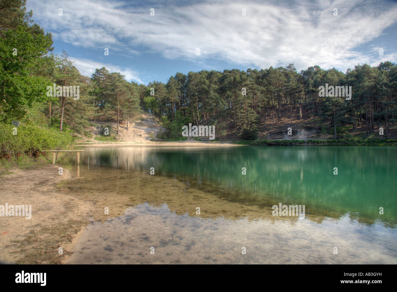 High Dynamic Range Bild von der blauen Pool Furzebrook Wareham Dorset UK an einem ruhigen Tag im Sommer Stockfoto