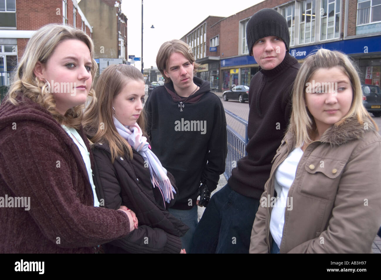 Gruppe von Jugendlichen, die im Chat auf der Straße Stockfoto