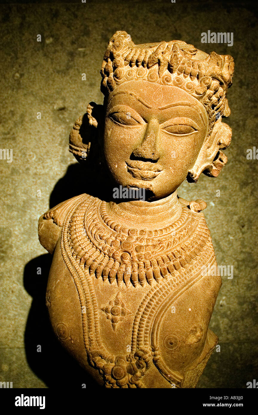 Mittelalterliche indische Steinskulptur aus dem 11. Jahrhundert einer Vidyadhara, ein himmlischer Weisheitsträger und Girlantenträger, die aus dem Madhya Pradesh oder stammt Stockfoto