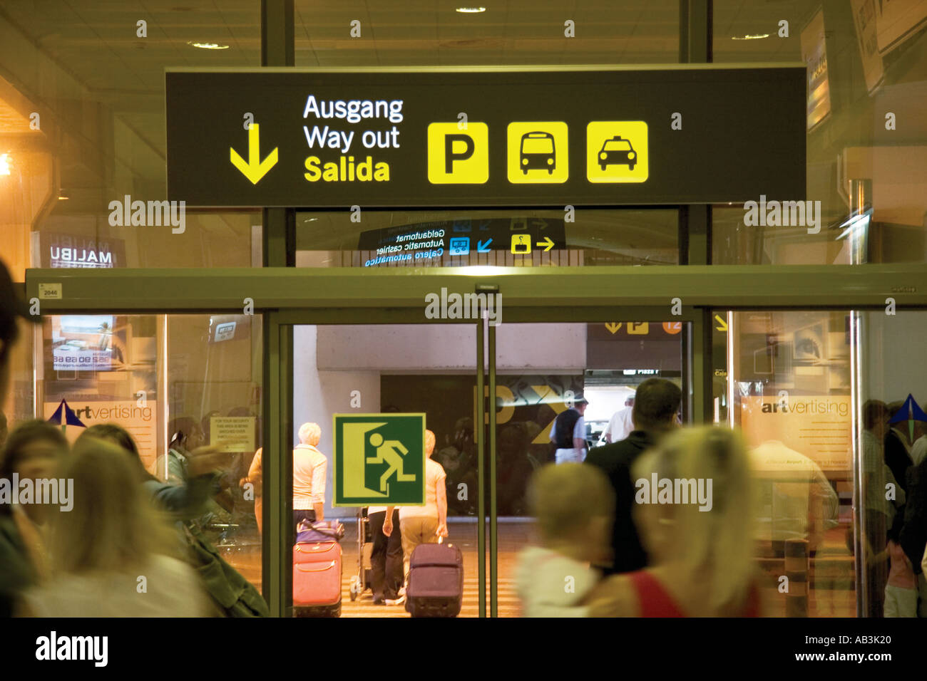 Ausgangstür signalisierte in drei Sprachen auf dem internationalen Flughafen Malaga Costa del Sol Spain Stockfoto