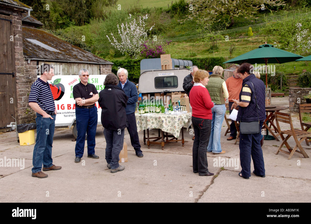 Lokale Foodproducers treffen Käufer von Tourismusunternehmen bei Rheld Farm Crickhowell Powys Wales UK Stockfoto