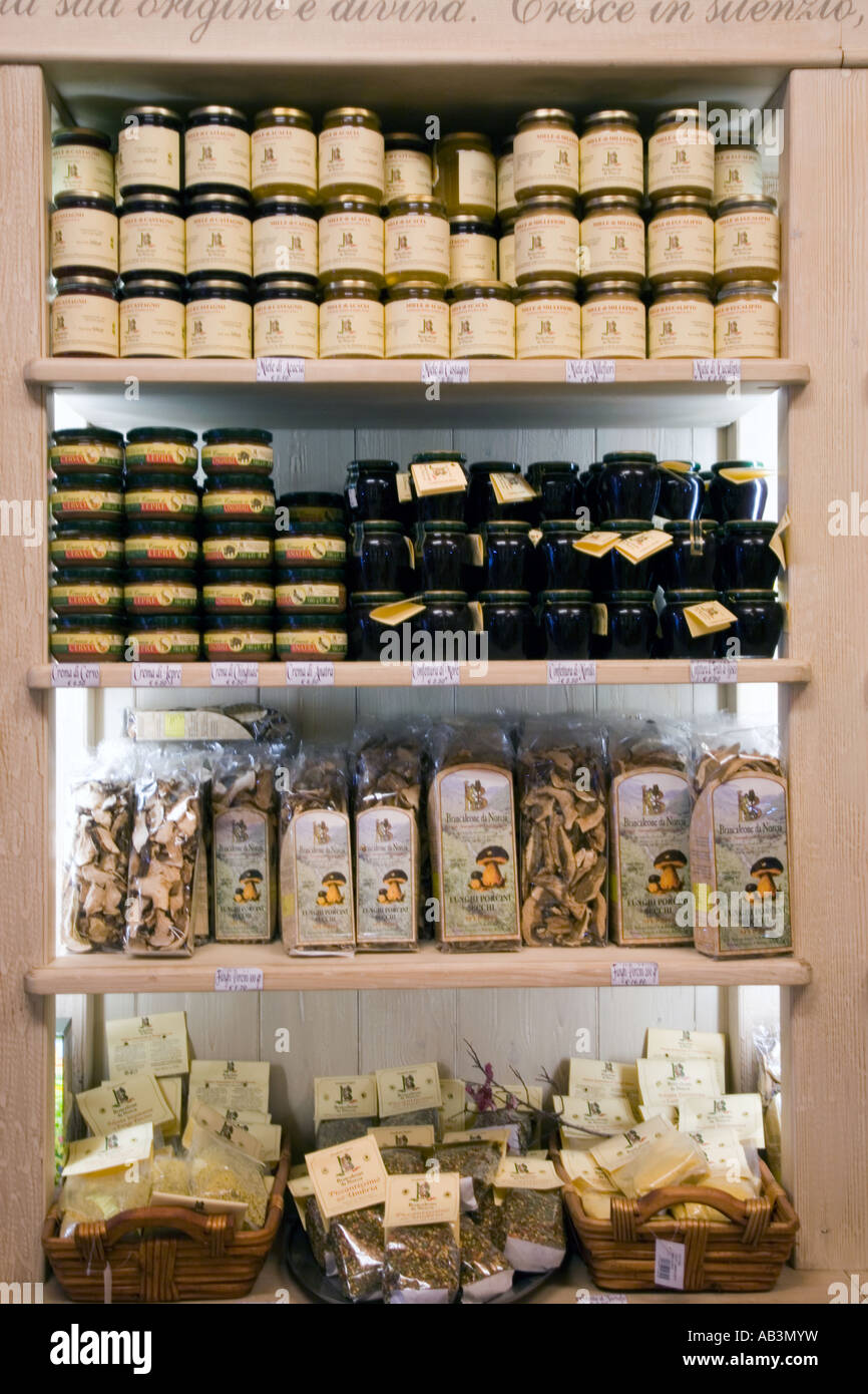 Kontinentale Lebensmittel; Laden Sie Regale in einer italienischen Spezialität und Gourmet Foods - Ital Butchers Shop Front , Brancaleone da Norcia, Umbrien Italien Stockfoto