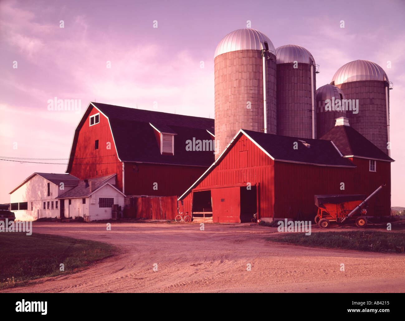 Wisconsin Milchviehbetrieb mit roten Scheune Silos und Nebengebäude Stockfoto