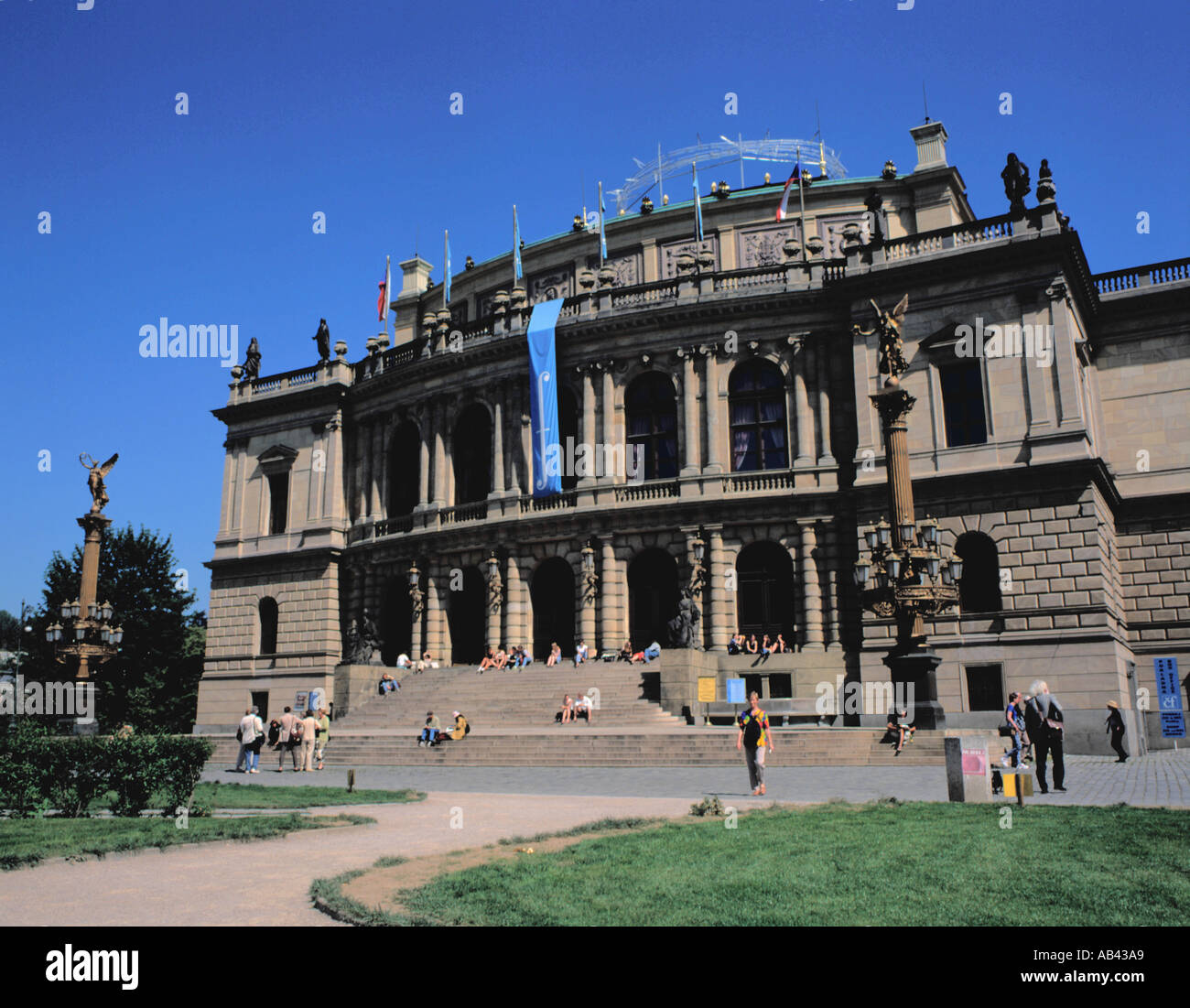 Rudolfinium gesehen über Jan-Palach-Platz, Staré Mesto, Prag, Tschechische Republik. Stockfoto