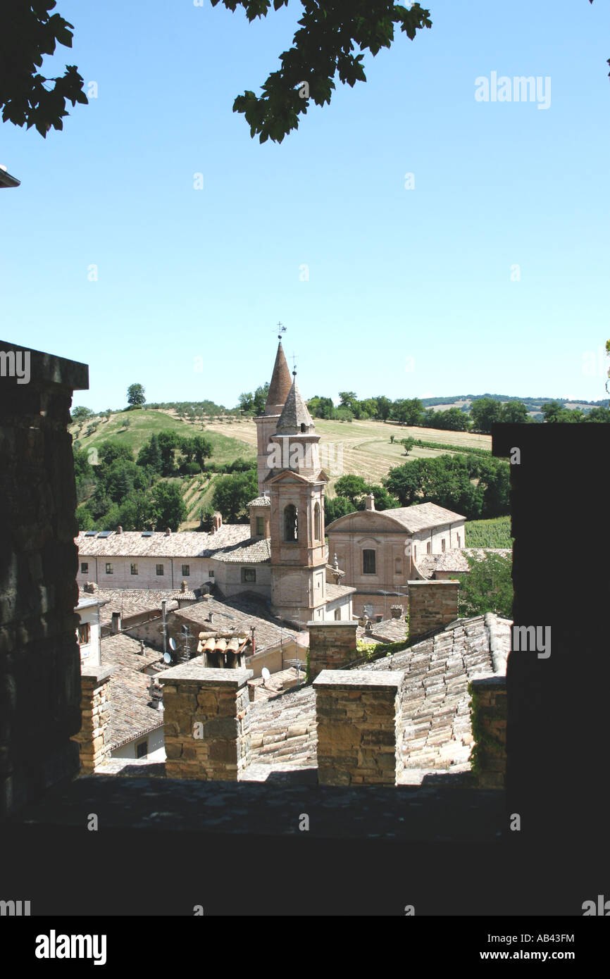 Blick auf den Glockenturm in Caldarola von Pallota Burg. Le Marche Itlay Stockfoto