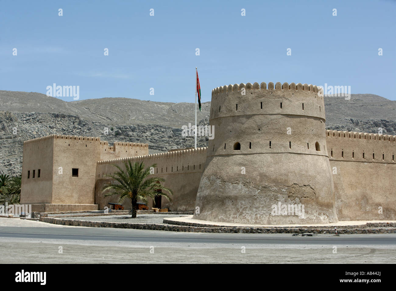 OMN Sultanat von Oman Enklave von Musandam im Norden an der Meerenge von Hormuz Provinzhauptstadt Khasab Khasab Fort am Hafen Stockfoto