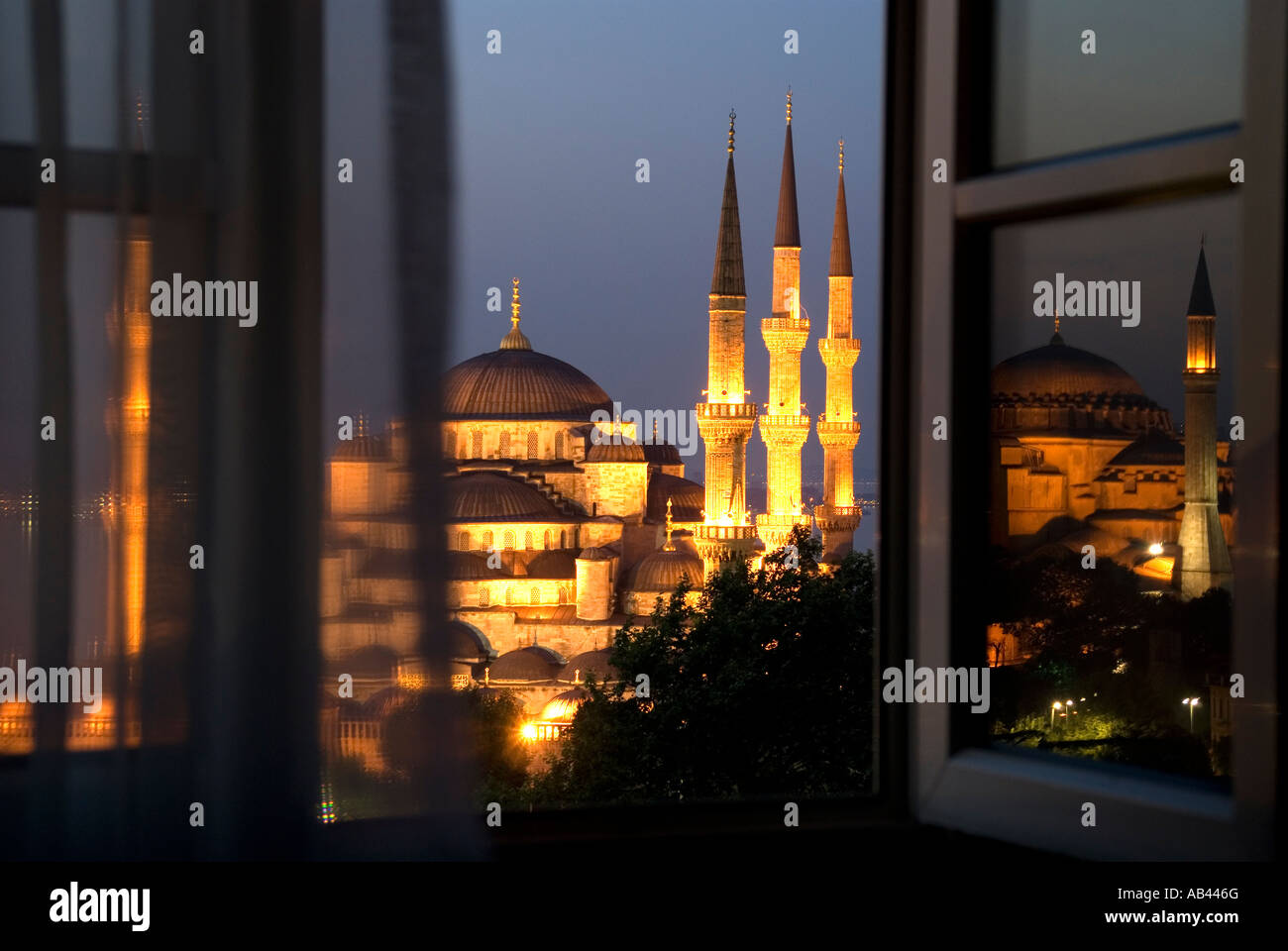 Blaue Moschee (Sultan Ahmet Cami) durch Hotelfenster in der Morgendämmerung mit Aya Sofya Popularitätswert in Fenster, Istanbul, Türkei Stockfoto