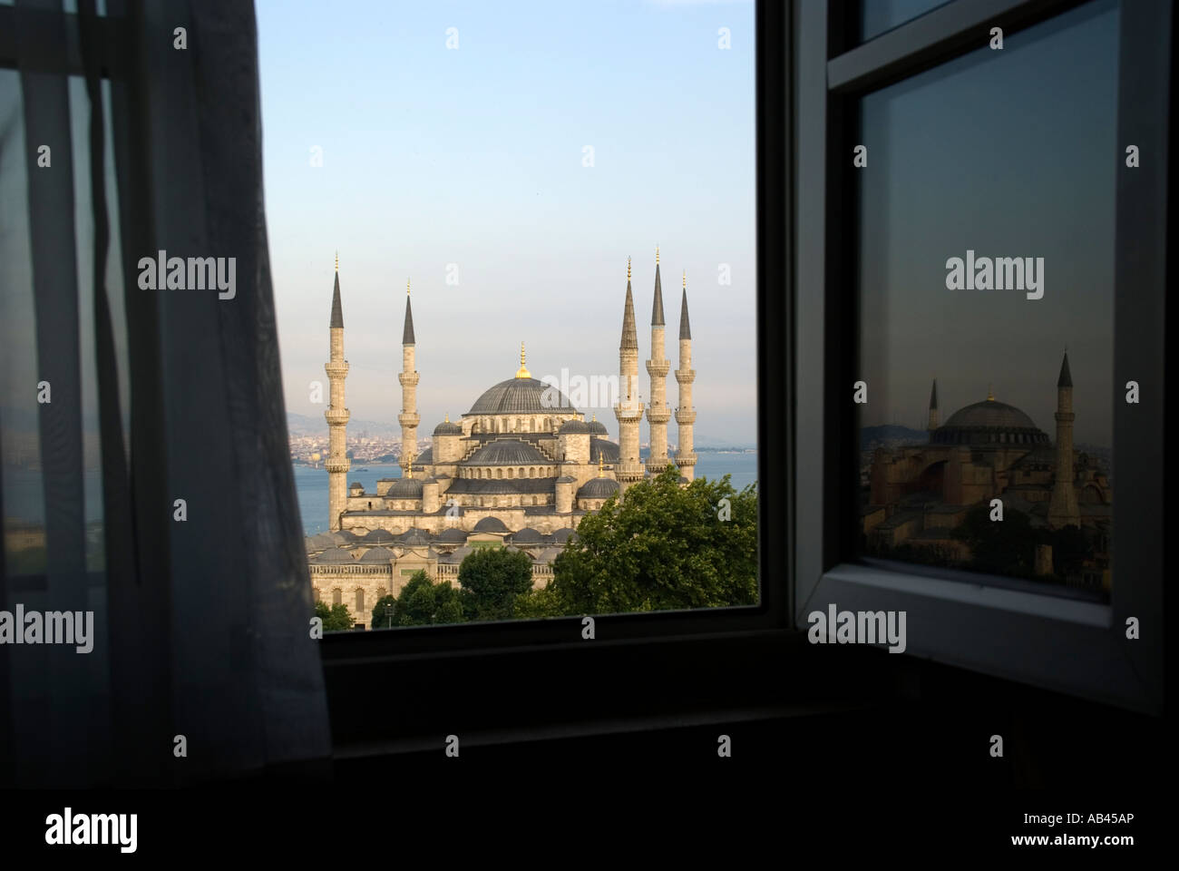 Blaue Moschee (Sultan Ahmet Cami) durch Hotelfenster mit Aya Sofya Popularitätswert im Fenster Istanbul, Türkei Stockfoto