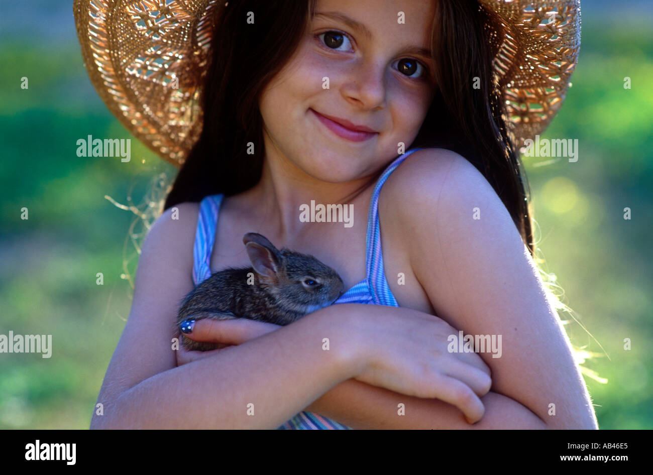 Mädchen halten junge Hasen Stockfoto